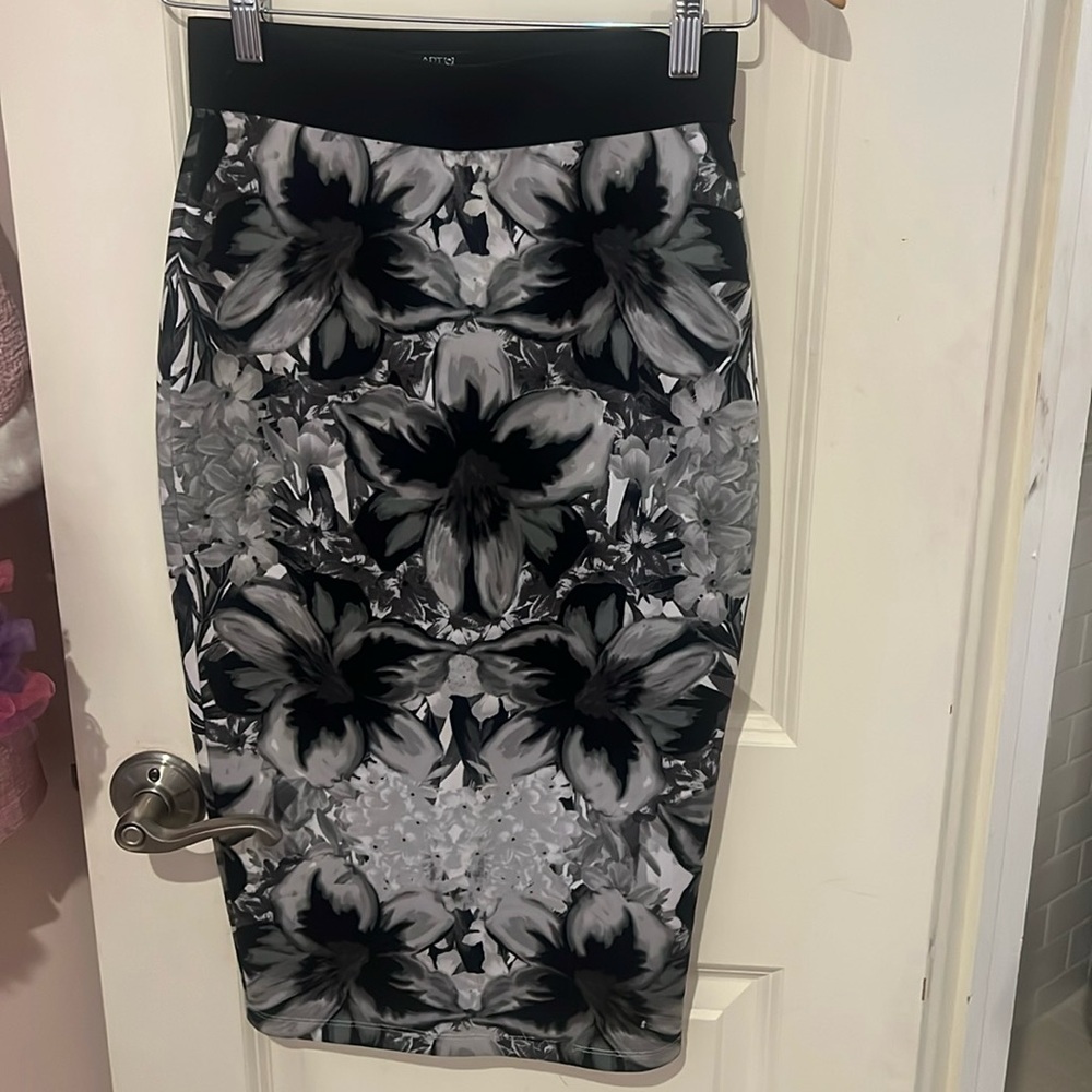 Black and gray floral pencil skirt. Apt 9 size XS. Good condition, like new.